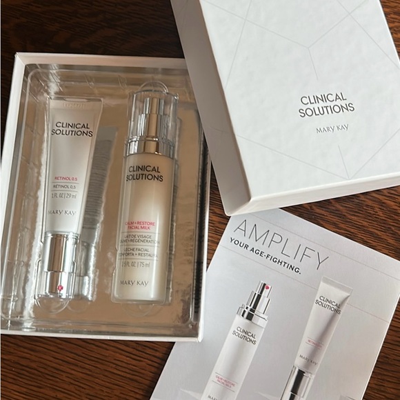 Mary Kay Clinical Solutions Retinol 0.5 Set - White and Silver